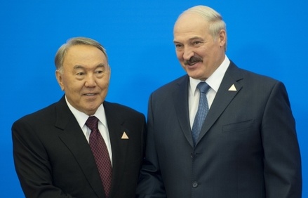 Александр Лукашенко вступил в полемику с Нурсултаном Назарбаевым на молочную тему