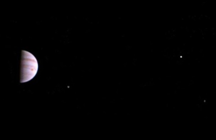 Космический зонд Juno передал первый снимок Юпитера