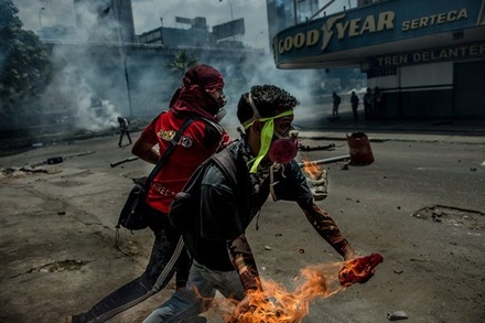 Три человека погибли за сутки во время протестов в Венесуэле