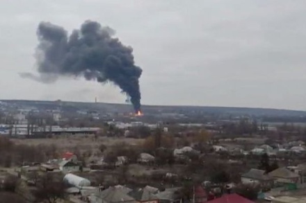 Пожарные тушат обстрелянную украинскими военными нефтебазу в Луганске