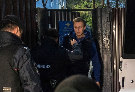 Навального задержали после выхода из спецприемника