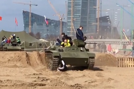 В Петербурге танк наехал на гостей фестиваля