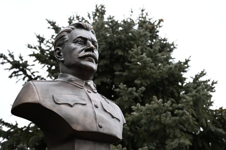 Политолог предложил увековечить память Сталина без референдумов и обсуждений