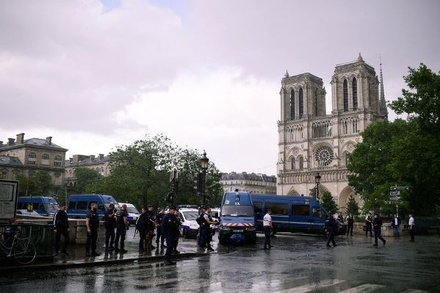 Нападение на полицейских в центре Парижа квалифицировано как теракт