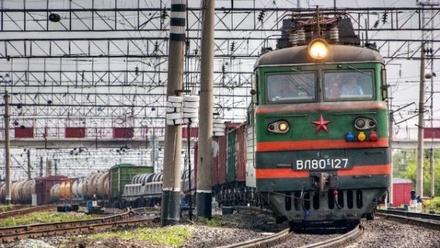 Неизвестные закидали камнями грузовой поезд в Подмосковье