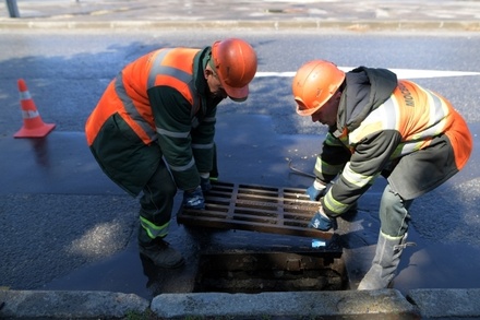 Три коммунальщика погибли при очистке канализации под Саратовом