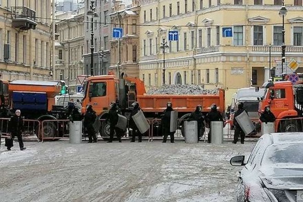 Полиция Петербурга перекрыла центр города
