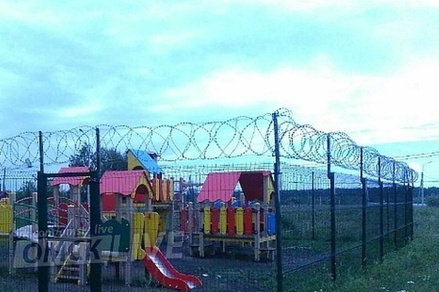 Мэрия Омска о колючей проволоке вокруг детской площадки: чтобы не растащили