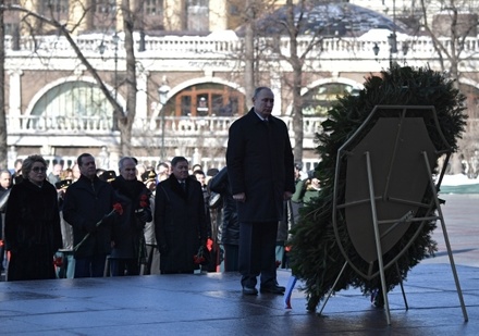 Владимир Путин возложил венок к Могиле Неизвестного Солдата у Кремлёвской стены