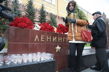 Москвичи несут цветы в Александровский сад к стеле «Ленинград»
