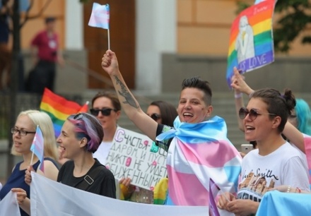 Почти половина жителей России выступила за равные права для геев