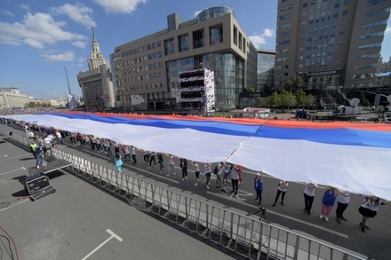 Гигантский флаг развернули в центре Москвы в честь Дня российского триколора
