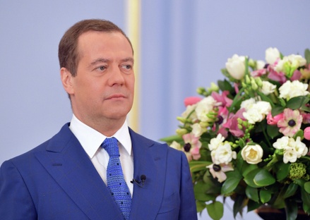 Медведев назвал 8 Марта особым поводом говорить женщинам слова благодарности