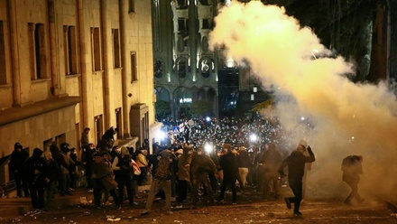 Спецназ применил перцовый газ против митингующих у парламента Грузии
