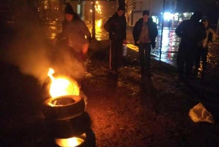 Перед консульством РФ во Львове подожгли автомобильные шины
