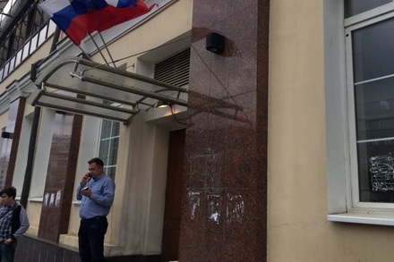Неизвестные в штатском забаррикадировались в штабе Навального 