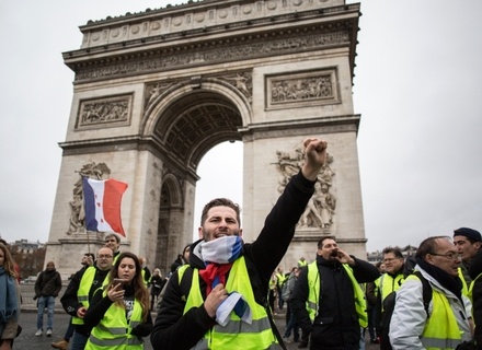 Съёмочная группа RT пострадала во время протестов в Париже