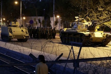 Танки открыли огонь у здания турецкого парламента в Анкаре