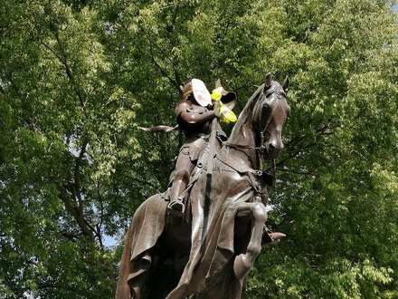В Тулузе «жёлтые жилеты» надели на статую Жанны д’Арк маску Джулиана Ассанжа
