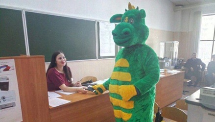 В Рязани избиратель пришёл на выборы в костюме дракона
