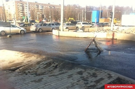 Рядом со стройкой станции метро «Ломоносовский проспект» прорвало трубопровод