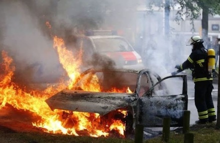 Владельцы сожжённых в ходе волнений в Гамбурге машин получат проездные билеты