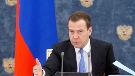Медведев поручил провести консультации с нефтяниками для стабилизации цен на бензин