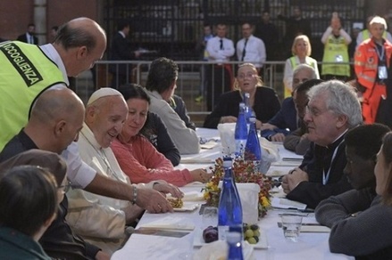 Папа римский пообедал с бедняками в Ватикане