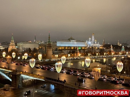 В Москве включили праздничную иллюминацию
