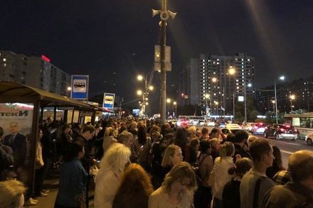 Москвичи пожаловались на работу сервисов такси после сбоя в метро