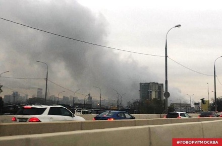 Два человека пострадали при пожаре на Волоколамском шоссе в Москве