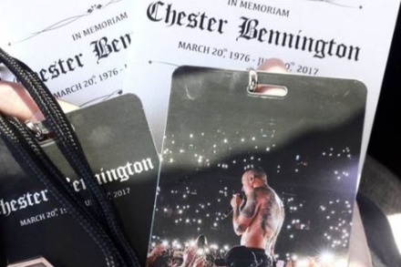 На онлайн-аукционе выставили траурную атрибутику с похорон лидера Linkin Park