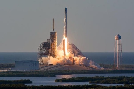 Ракета-носитель Falcon 9 стартовала во Флориде со спутником Inmarsat-5