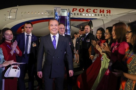 Дмитрий Медведев прилетел с рабочим визитом во Вьетнам