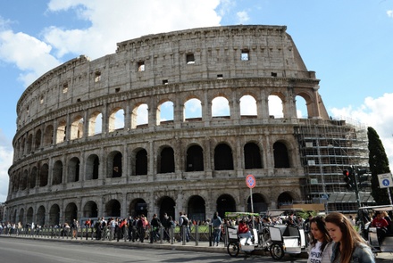 Туристам в Риме запретили гулять по городу с голым торсом