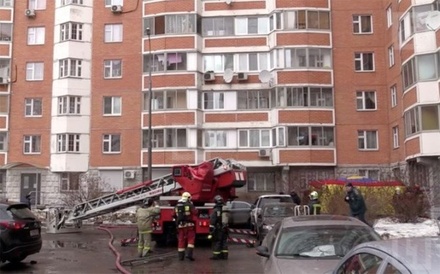 Удерживающий семью в квартире москвич выдвинул свои требования