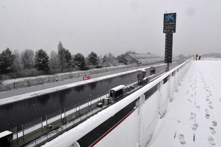 Тестовую трассу «Формулы-1» в Барселоне засыпало снегом