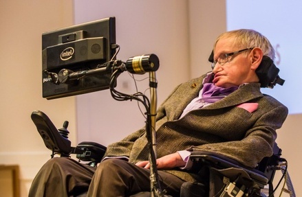 Инвалидное кресло и докторскую диссертацию Стивена Хокинга выставят на торги