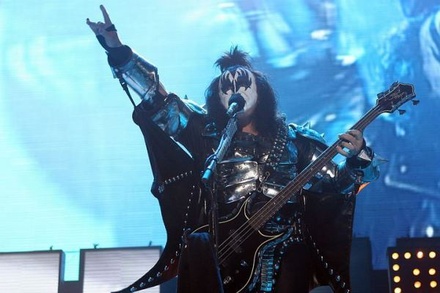 Лидер группы Kiss Джин Симмонс предъявил права авторство рокерской «козы»