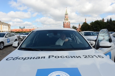 Дмитрий Медведев вручает ключи от машин призерам Олимпиады-2016