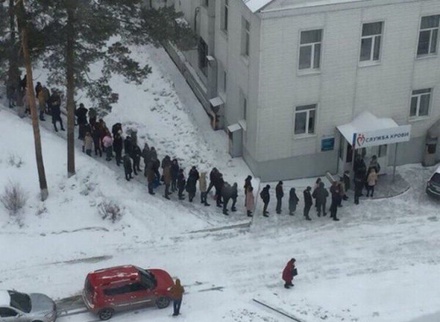 Сотни человек в Кемерове стоят в очереди, чтобы сдать кровь для пострадавших при пожаре