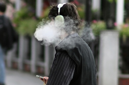 Нарколог назвал безопасную дистанцию, чтобы не стать «пассивным курильщиком»