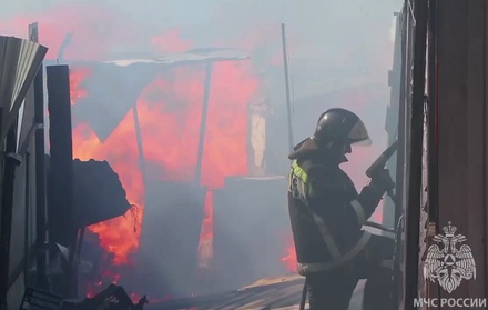 В Кургане локализовали пожар на территории семи частных домов