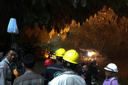 Спасатели начали третью фазу операции по вызволению подростков из пещеры в Таиланде