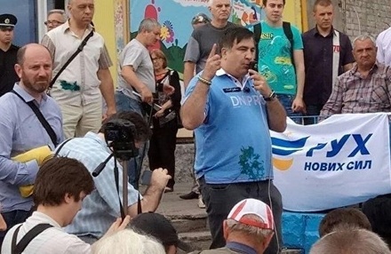 Михаила Саакашвили забросали яйцами и зелёнкой в Днепропетровской области