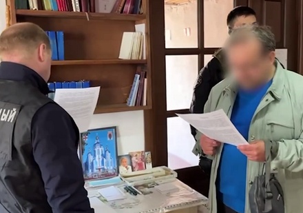 В Омске задержали священника, выставившего икону с изображением Степана Бандеры