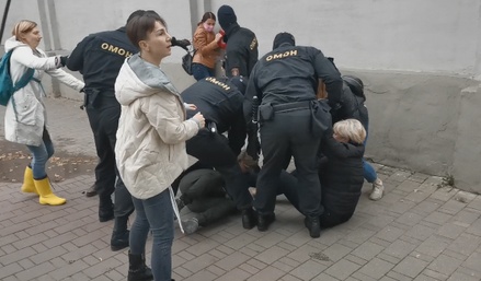ОМОН начал задержания протестующих в центре Минска