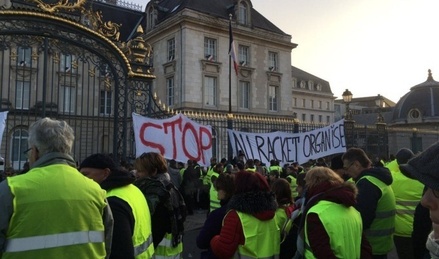 Во Франции 400 человек пострадали в ходе протестов из-за роста цен на топливо
