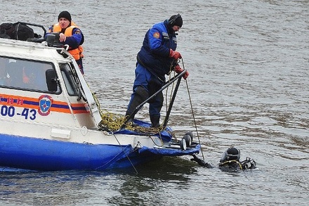 Моторная лодка с шестью пассажирами опрокинулась в Иркутской области