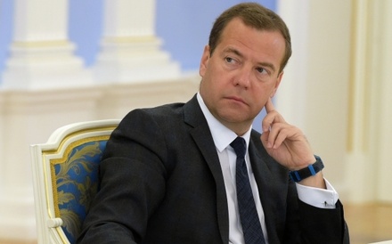 Премьер-министру РФ хотят запретить руководство политическими партиями